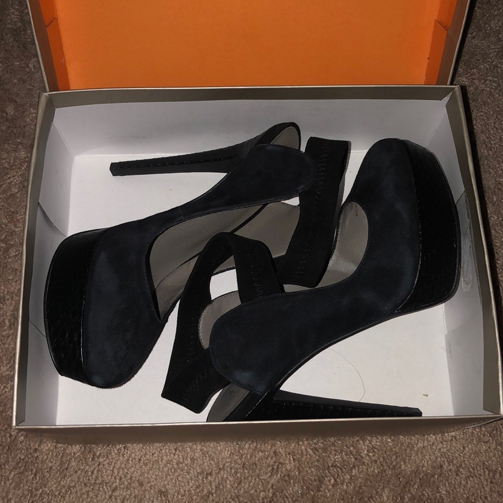 Levity pumps with leather detailing